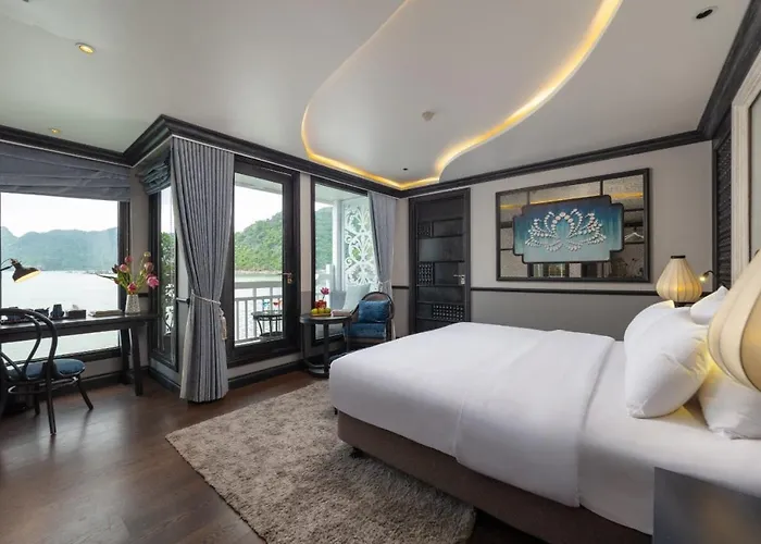 Madeline Cruises  Hạ Long