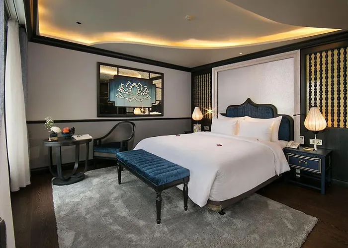 Madeline Cruises  Hạ Long